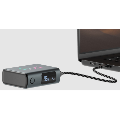 Vue latérale de la batterie externe connectée à un ordinateur portable, montrant l’écran LED indiquant l’état de charge, sans ma