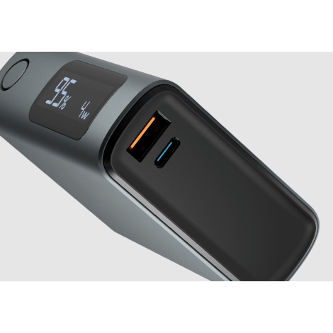 Vue rapprochée de l’extrémité opposée de la batterie, présentant les ports USB et une surface arrière mate sans personnalisation