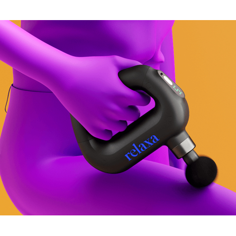 Vue de trois quarts du masseur musculaire tenu en main par un modèle stylisé et appliqué sur la cuisse, avec le marquage visible