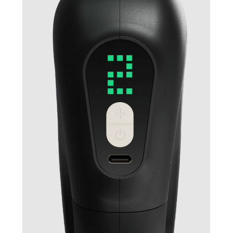 Vue rapprochée de l’arrière du masseur musculaire présentant l’écran LED carré, les boutons de commande et le port de charge, sa