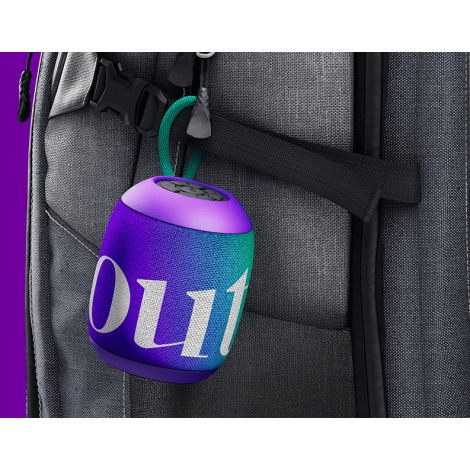 Vue de profil d’une enceinte accrochée à un sac via une boucle textile, avec un marquage visible sur la surface textile entouran