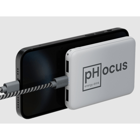 Vue de profil d’une batterie externe blanche fixée à l’arrière d’un smartphone via un câble de charge, avec un marquage visible 