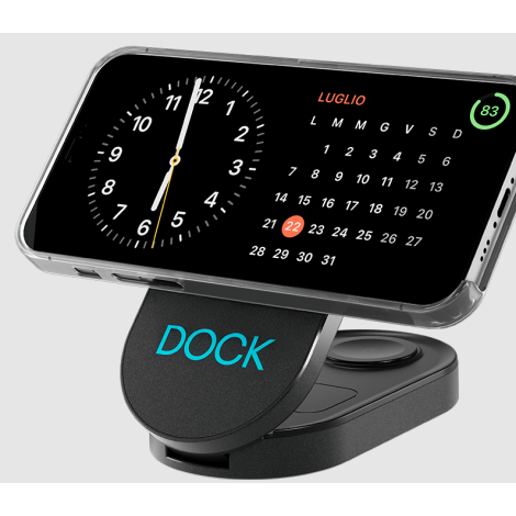 Vue rapprochée de la station de charge en position d’utilisation, supportant un smartphone en mode horizontal, avec un marquage 