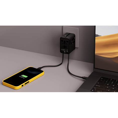 Vue en situation de l’adaptateur branché sur une prise murale, avec deux câbles connectés à ses ports, sans personnalisation vis