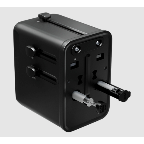 Vue rapprochée montrant les prises rétractables en position sortie et la façade technique de l’adaptateur, sans marquage apparen