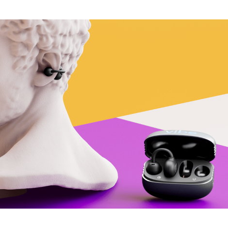 Vue latérale d’un buste de statue blanche portant un écouteur OWS noir à clip, avec le boîtier ouvert situé à proximité, sans pe