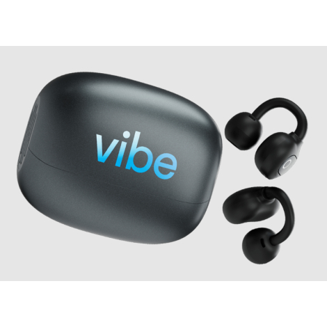 Vue rapprochée du boîtier noir accompagné de deux écouteurs OWS noirs posés à côté, le marquage étant visible sur la face avant 