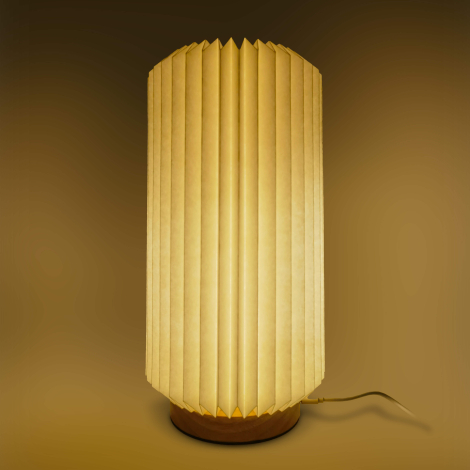 Lampe LED en papier pliable 32 cm sur socle bois clair, allumée avec lumière chaude diffuse.
