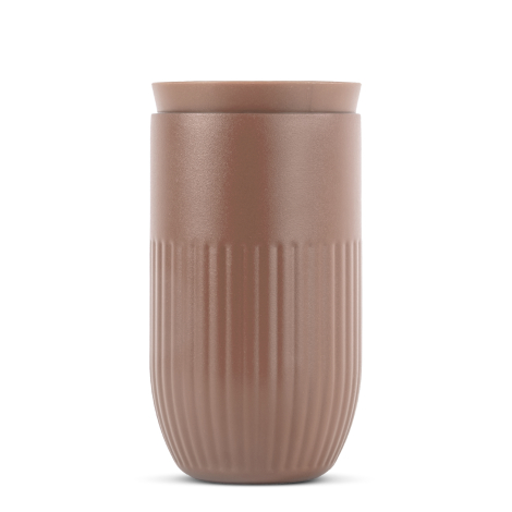 Mug isotherme Tova marron avec surface texturée en relief, présenté de face sans marquage.