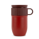Mug isotherme Ted rouge avec bande texturée et anse latérale, présenté de profil. Mug isotherme Ted rouge avec bande texturée et anse latérale, présenté de profil.