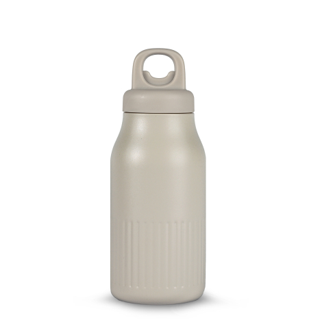 Bouteille isotherme Truls 500 ml beige finition mate avec bouchon à clic assorti et anse de transport, vue de face.