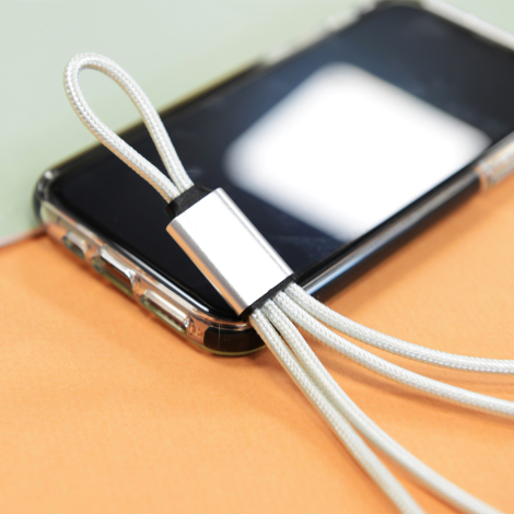 Gros plan sur câble argenté tressé posé sur smartphone avec module cylindrique