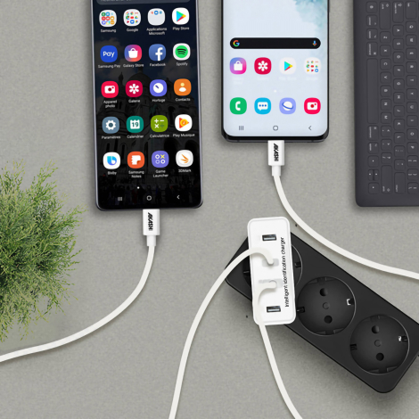 Chargeur blanc branché à multiprise relié à deux smartphones avec marquage latéral