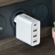 Chargeur blanc branché à prise murale avec ports USB-C et USB-A et marquage sur le dessus Chargeur blanc branché à prise murale avec ports USB-C et USB-A et marquage sur le dessus