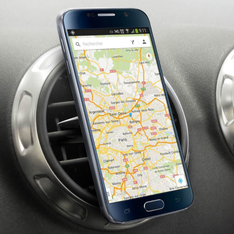 Smartphone sur support noir installé sur grille d’aération de voiture