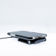 Chargeur induction plié utilisé comme support avec smartphone dessus.
