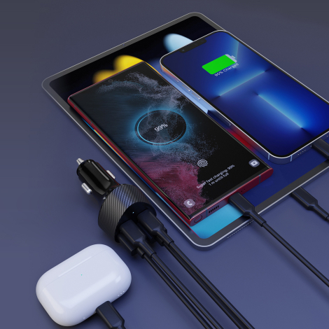 Chargeur allume-cigare noir branché à plusieurs appareils sur surface sombre