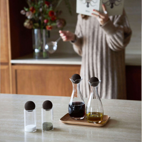 Deux petits pots en verre transparent présentés de face, chacun équipé d’un bouchon sphérique en liège foncé, sans marquage visi