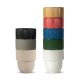 Ensemble de mugs empilés de différents coloris, montrant la partie rainurée en haut et la base lisse en bas, sans marquage visib