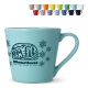 Mug en grès turquoise présenté de face avec anse latérale courbée et marquage visible sur la surface avant, accompagné au-dessus
