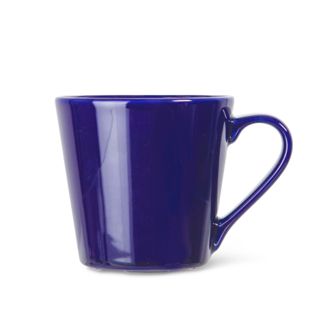 Mug en grès bleu nuit présenté de face avec anse latérale, sans marquage visible.
