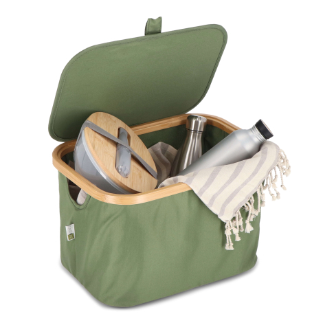 Panier en version verte, ouvert et rempli d’objets, montrant la structure textile souple fixée au cadre en bambou, sans marquage