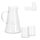 Carafe en verre transparent présentée de trois quarts avec anse latérale courbée et deux verres assortis au premier plan, marqua