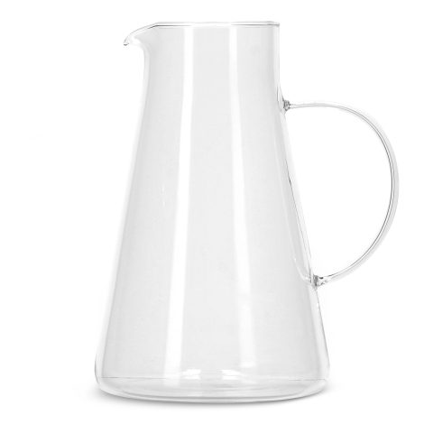 Carafe en verre transparente vue de profil, montrant l’anse en hauteur et une paroi lisse, sans marquage visible.