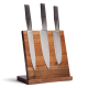 Porte-couteaux magnétique en bois d’acacia présenté de face, avec trois couteaux fixés verticalement sur la surface en bois, san