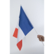 Drapeau tricolore bleu/blanc/rouge présenté de biais et tenu par une main, sans marquage visible sur la toile Drapeau tricolore bleu/blanc/rouge présenté de biais et tenu par une main, sans marquage visible sur la toile