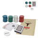 Set de poker avec piles de jetons colorés, cartes étalées et pochon en tissu beige placé à droite, avec marquage visible sur le Set de poker avec piles de jetons colorés, cartes étalées et pochon en tissu beige placé à droite, avec marquage visible sur le