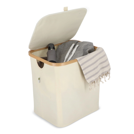 Panier en tissu beige présenté ouvert, montrant l’intérieur et plusieurs objets disposés à l’intérieur, sans marquage visible.