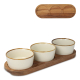 Support rectangulaire en acacia avec trois emplacements circulaires accueillant des bols ronds en céramique crème, vu en légère Support rectangulaire en acacia avec trois emplacements circulaires accueillant des bols ronds en céramique crème, vu en légère
