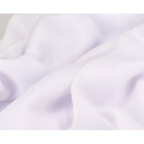 Gros plan sur le tissu blanc mettant en évidence la texture douce et les coutures, sans marquage apparent.