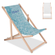 Chaise de plage pliante en bois clair avec toile d’assise imprimée en sublimation, marquage visible sur la surface avant. Chaise de plage pliante en bois clair avec toile d’assise imprimée en sublimation, marquage visible sur la surface avant.
