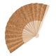 Éventail partiellement ouvert vu de trois quarts, révélant la surface en liège et les branches en bois, sans personnalisation ap Éventail partiellement ouvert vu de trois quarts, révélant la surface en liège et les branches en bois, sans personnalisation ap