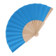 Éventail bleu en bois et rPET présenté ouvert, sans marquage apparent sur les branches. Éventail bleu en bois et rPET présenté ouvert, sans marquage apparent sur les branches.