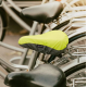 Housse de selle vélo installée sur une selle en situation extérieure, sans marquage apparent. Housse de selle vélo installée sur une selle en situation extérieure, sans marquage apparent.