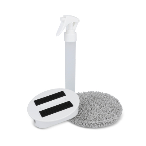 Spray de nettoyage, boîtier et chiffon circulaire en microfibre présentés séparément à plat, sans personnalisation visible.