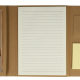 Zoom sur la zone centrale ouverte montrant le bloc-notes ligné et accessoires, sans personnalisation visible.