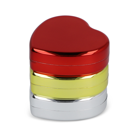 Empilement de plusieurs boîtiers métallisés en forme de cœur, sans marquage apparent sur les surfaces visibles.