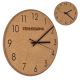 Horloge murale ronde en liège en gros plan avec marquage visible sur la partie supérieure du cadran, et en médaillon une vue de Horloge murale ronde en liège en gros plan avec marquage visible sur la partie supérieure du cadran, et en médaillon une vue de