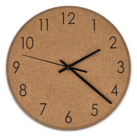 Horloge murale en liège vue de face, chiffres imprimés et aiguilles noires, sans marquage apparent.