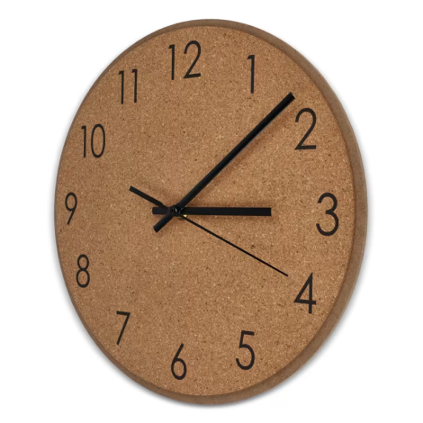 Horloge en liège présentée en légère perspective montrant l’épaisseur du cadre et les aiguilles, sans personnalisation visible.