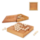 Coffret carré en bois ouvert avec marquage visible sur le couvercle et billes dispersées autour du plateau intérieur. Coffret carré en bois ouvert avec marquage visible sur le couvercle et billes dispersées autour du plateau intérieur.