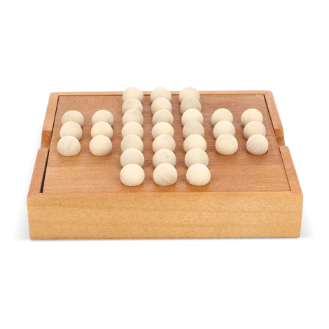 Plateau de jeu de solitaire rempli de billes en bois en grille régulière, sans personnalisation visible.