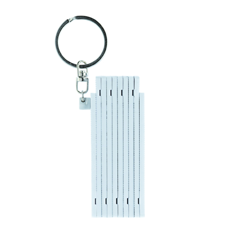 Mini mètre pliant totalement replié vu de face, segments alignés et anneau métal en haut, sans marquage apparent.