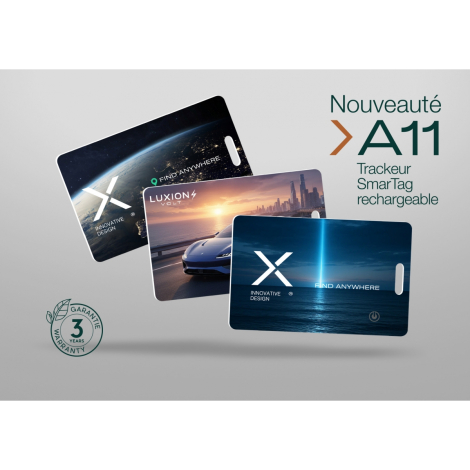 Visuel composite de trois SmarTag rectangulaires présentés en éventail sur fond clair, faces imprimées différentes avec visuels 