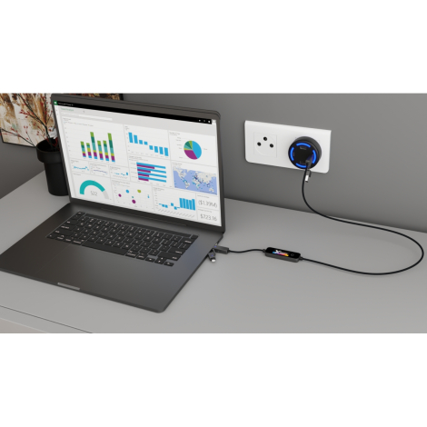 Mise en situation montrant un ordinateur portable relié à une prise murale par le câble sur un plan de travail, boîtier rectangu