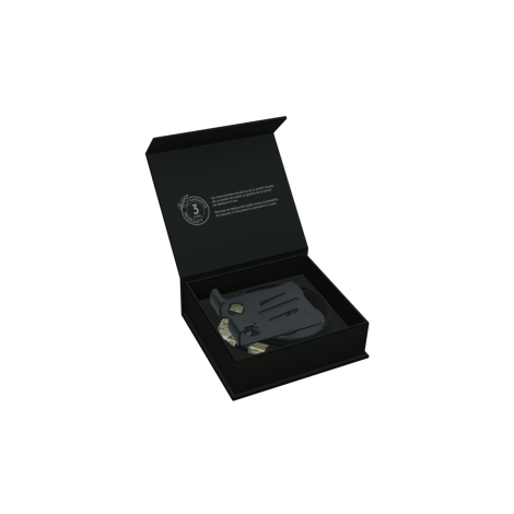 Coffret de présentation noir ouvert sur fond blanc avec support et câble positionnés dans un calage dédié, éléments graphiques v